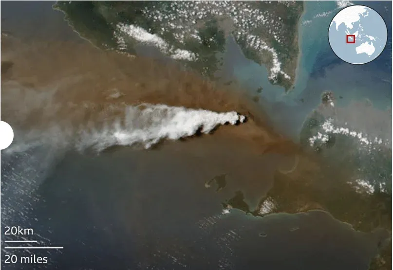 Lávaszökőkút és elnyúló kitörési felhő az Anak Krakatau felett