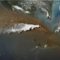 Lávaszökőkút és elnyúló kitörési felhő az Anak Krakatau felett